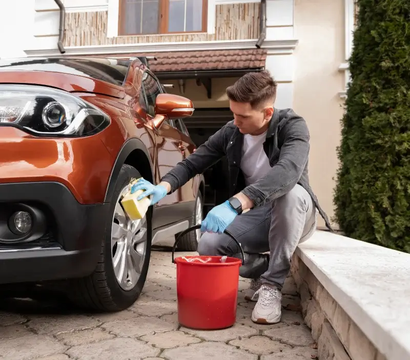Lavage auto à domicile Naives-Rosières : professionnel intervenant sur un véhicule